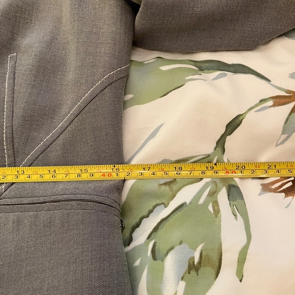 Classic women's suit - Picture 13 of 15